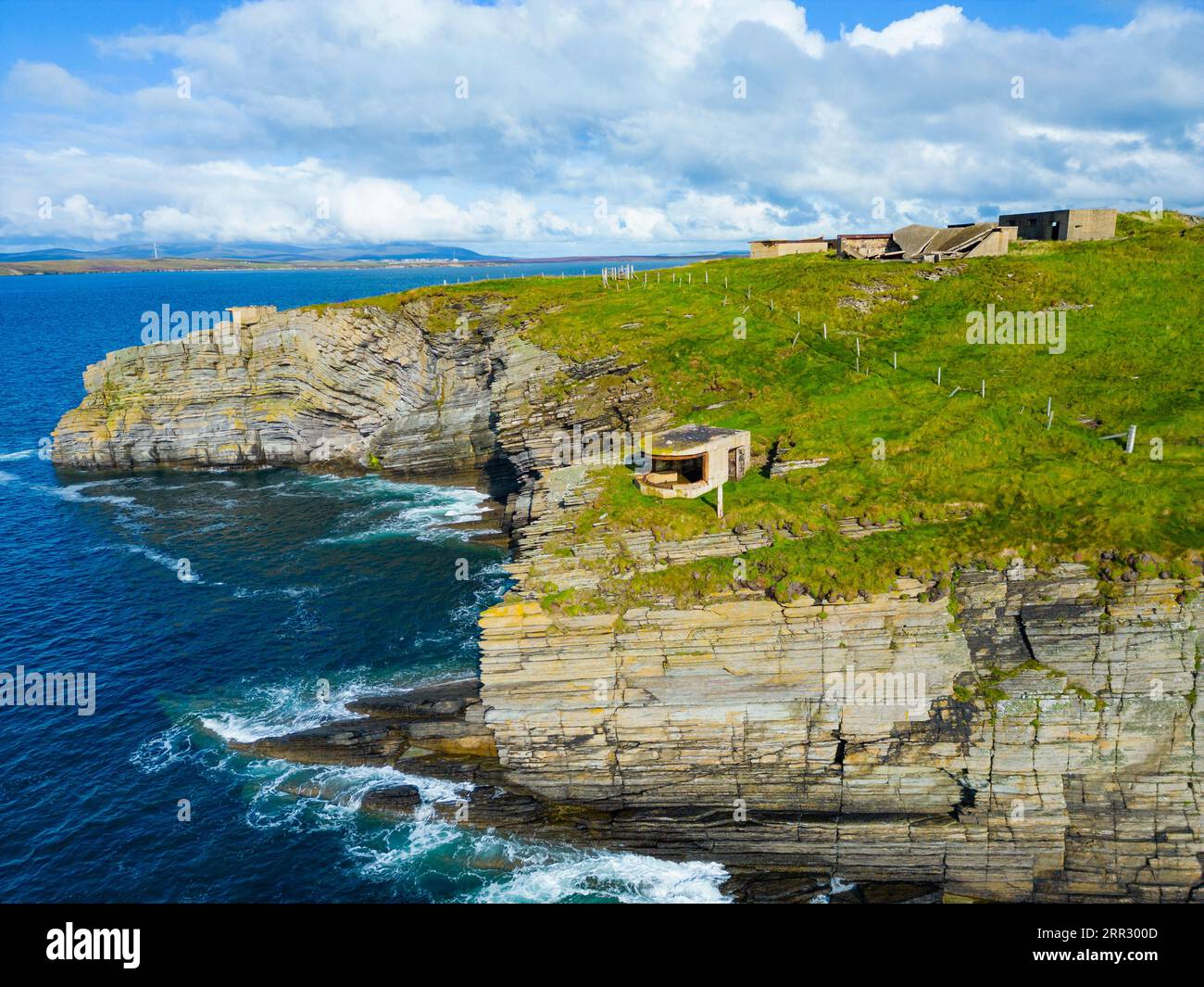 Vista aerea delle difese costiere di Hoxa Battery a Scapa Flow a Hoxa a South Ronaldsay, Isole Orcadi, Scozia, Regno Unito. Foto Stock