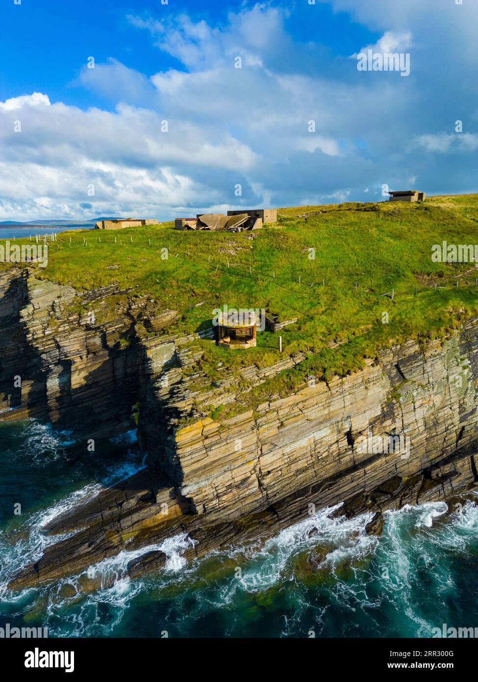 Vista aerea delle difese costiere di Hoxa Battery a Scapa Flow a Hoxa a South Ronaldsay, Isole Orcadi, Scozia, Regno Unito. Foto Stock