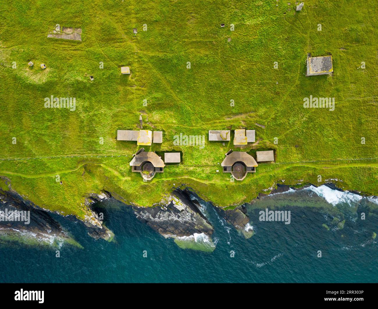 Vista aerea delle difese costiere di Balfour Battery a Scapa Flow a Hoxa a South Ronaldsay, Isole Orcadi, Scozia, Regno Unito. Foto Stock