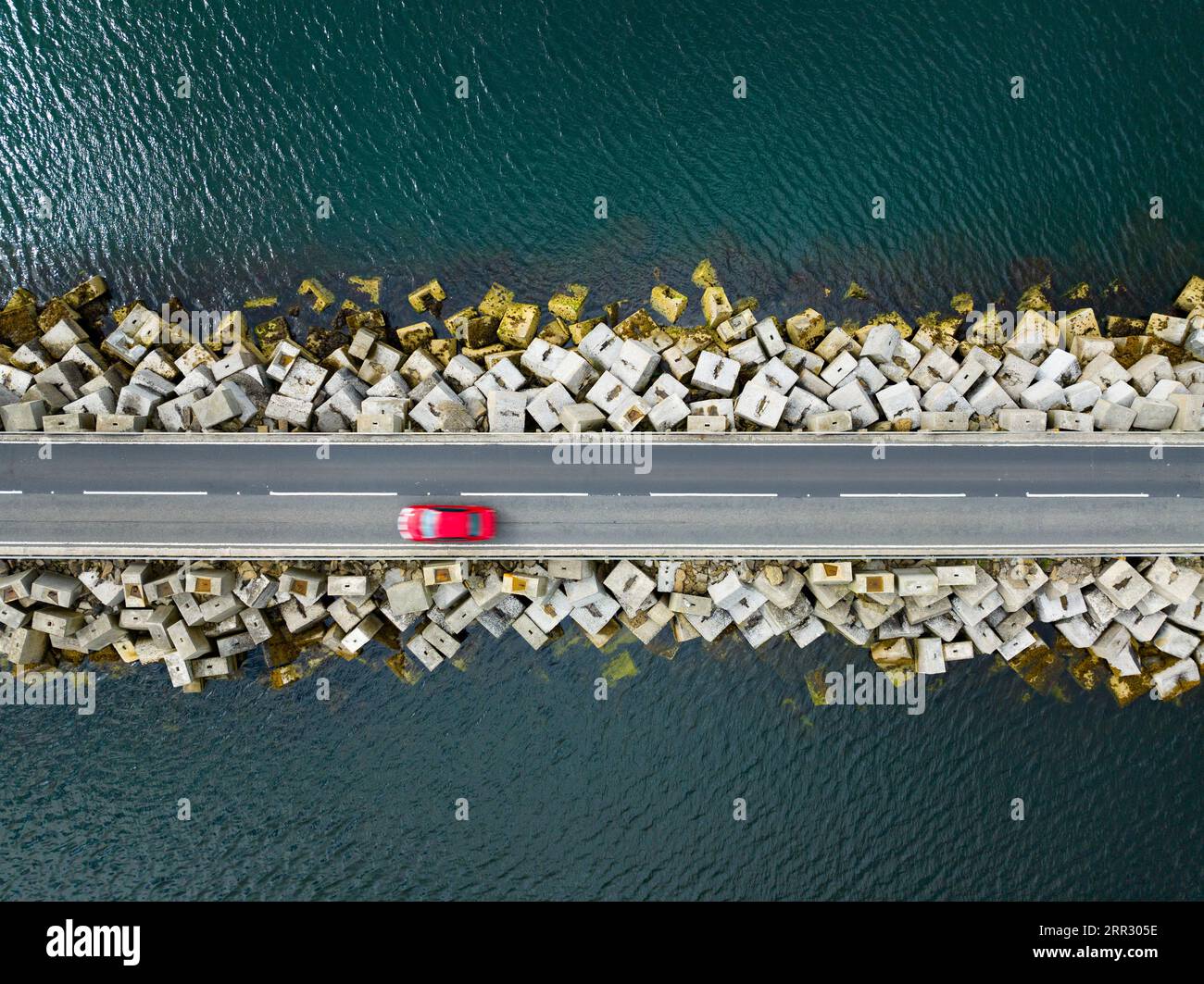 Vista aerea della Churchill Barrier e della strada rialzata nelle Isole Orcadi, Scozia, Regno Unito. Foto Stock