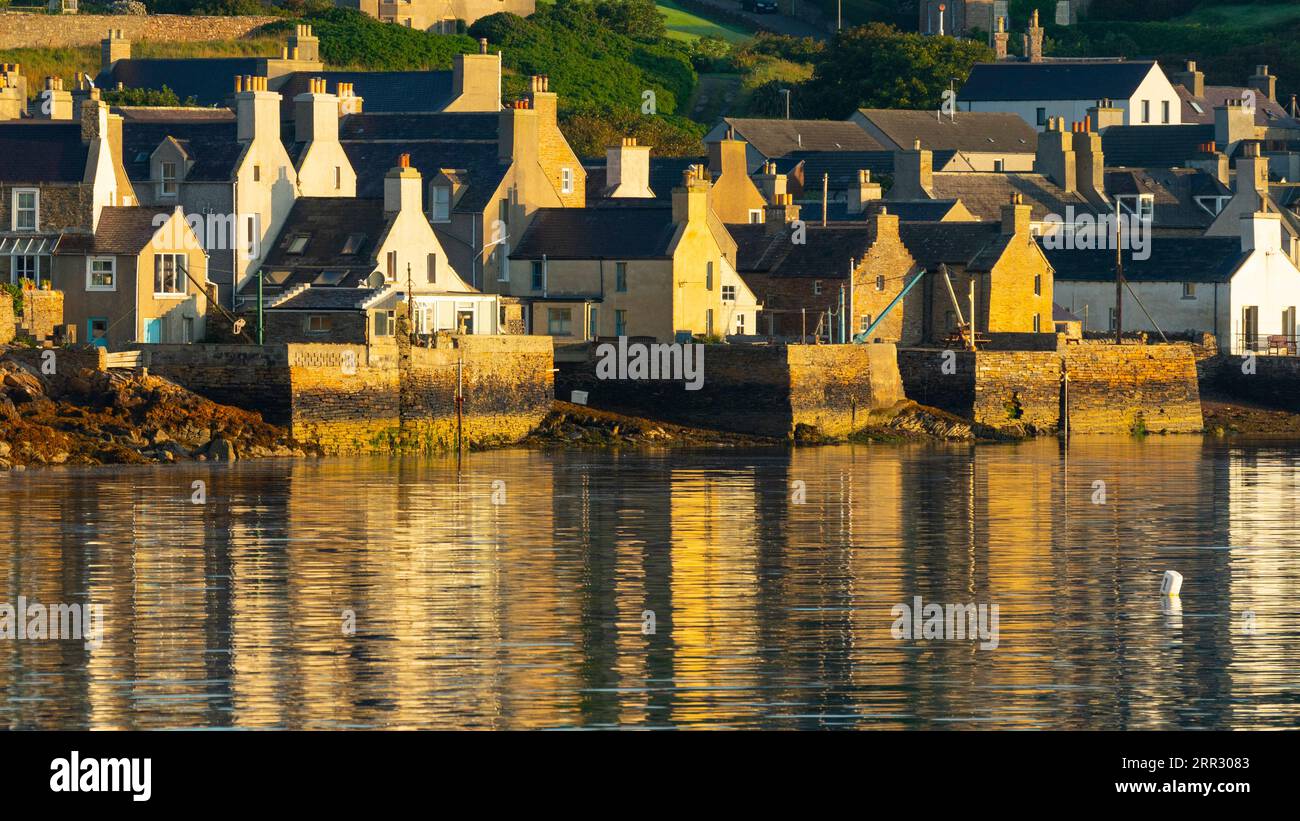Vista del lungomare di Stromness al mattino presto su West Mainland, Isole Orcadi, Scozia, Regno Unito Foto Stock