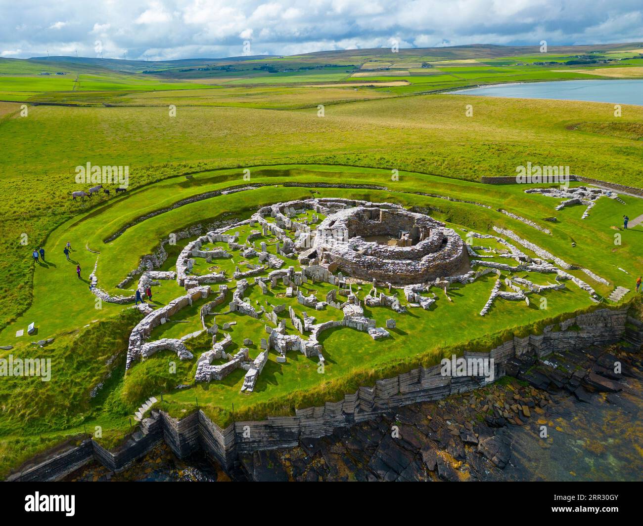 Vista aerea del Broch of Gurness Iron Age Broch Village su West Mainland, Isole Orcadi, Scozia, Regno Unito. Foto Stock