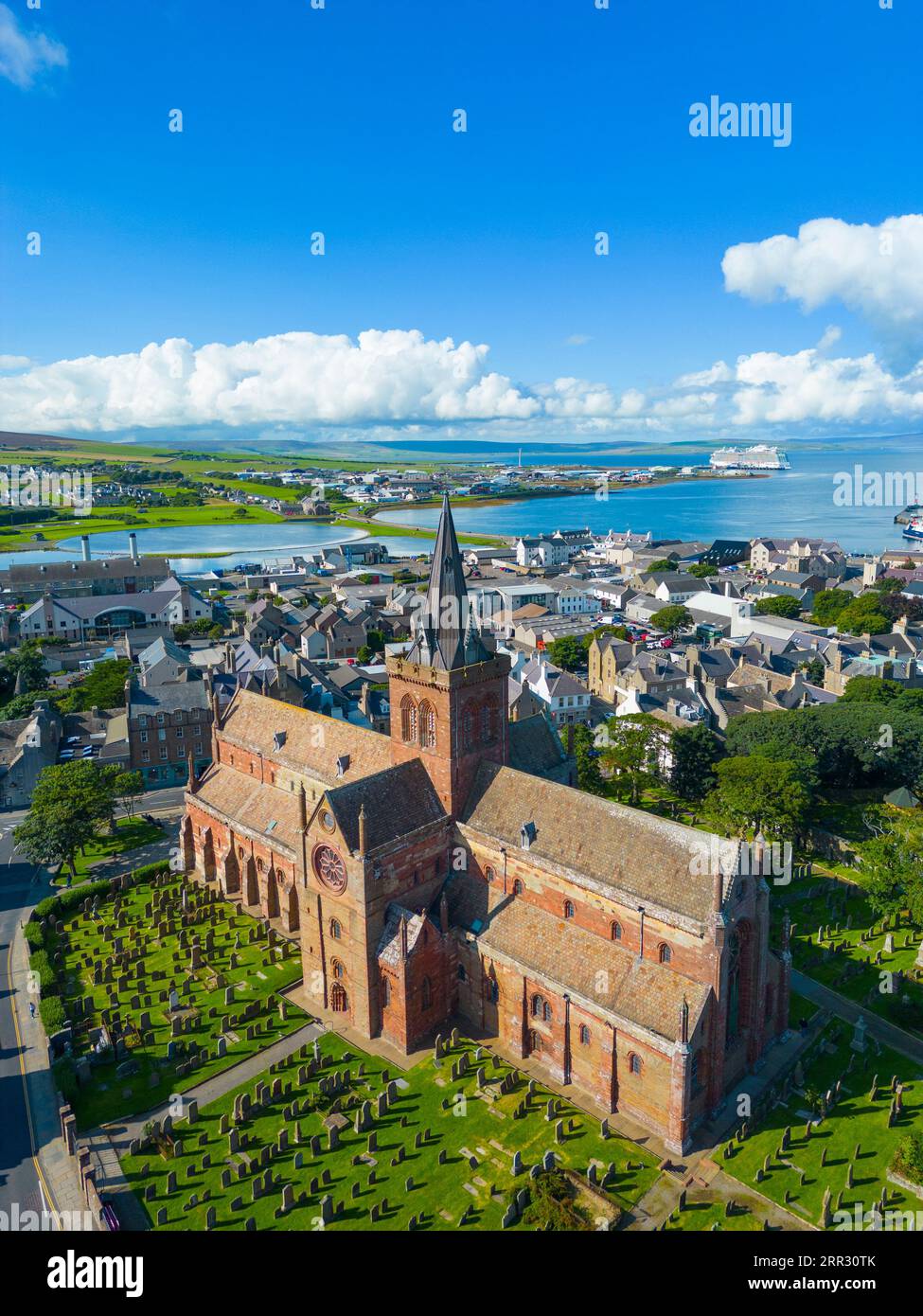 Vista aerea della cattedrale di San Magno a Kirkwall, continente, Isole Orcadi, Scozia, Regno Unito. Foto Stock