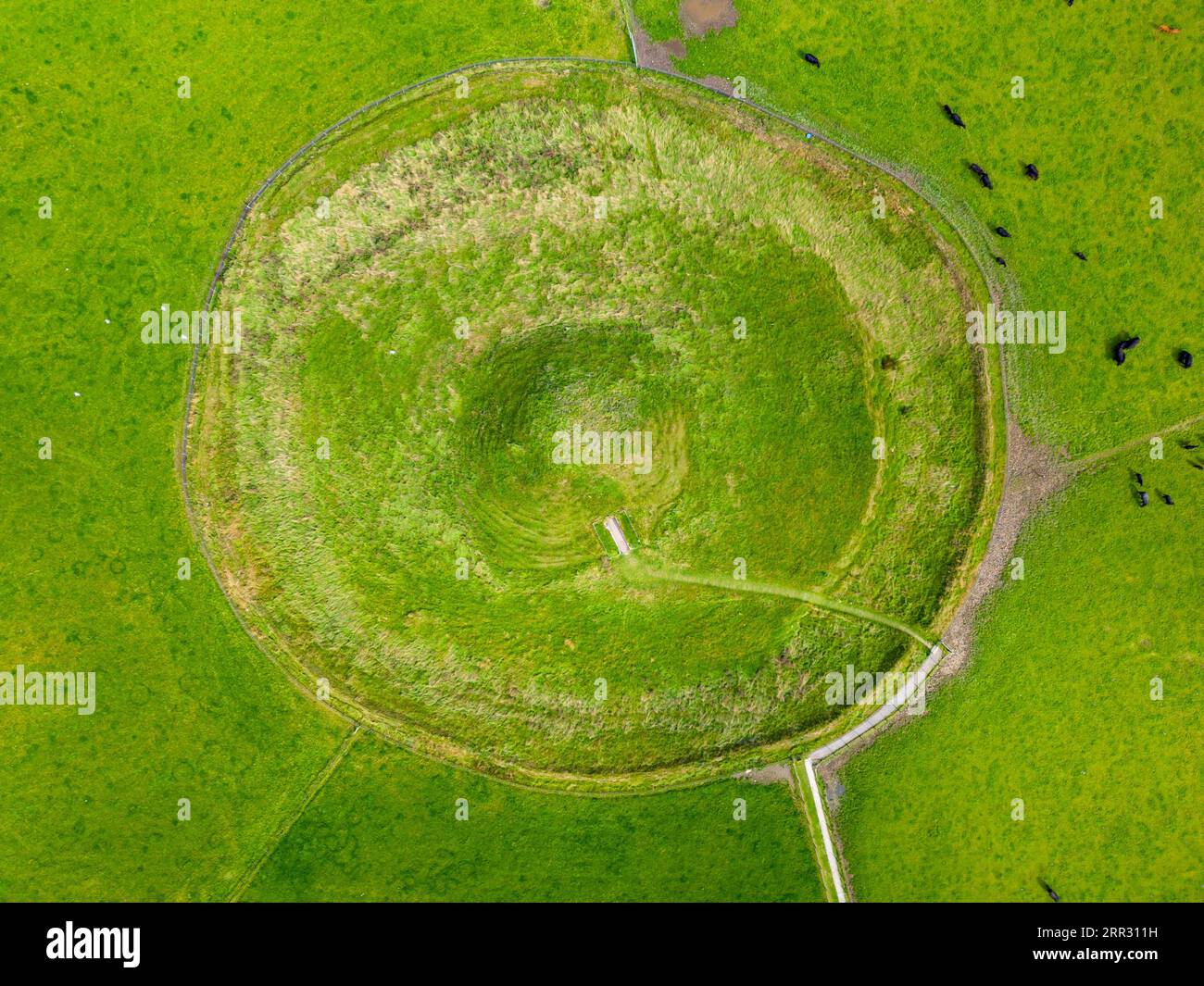 Vista aerea del cairn a camera neolitica di Maeshowe e della tomba di passaggio nella terraferma occidentale, Isole Orcadi, Scozia, Regno Unito. Foto Stock