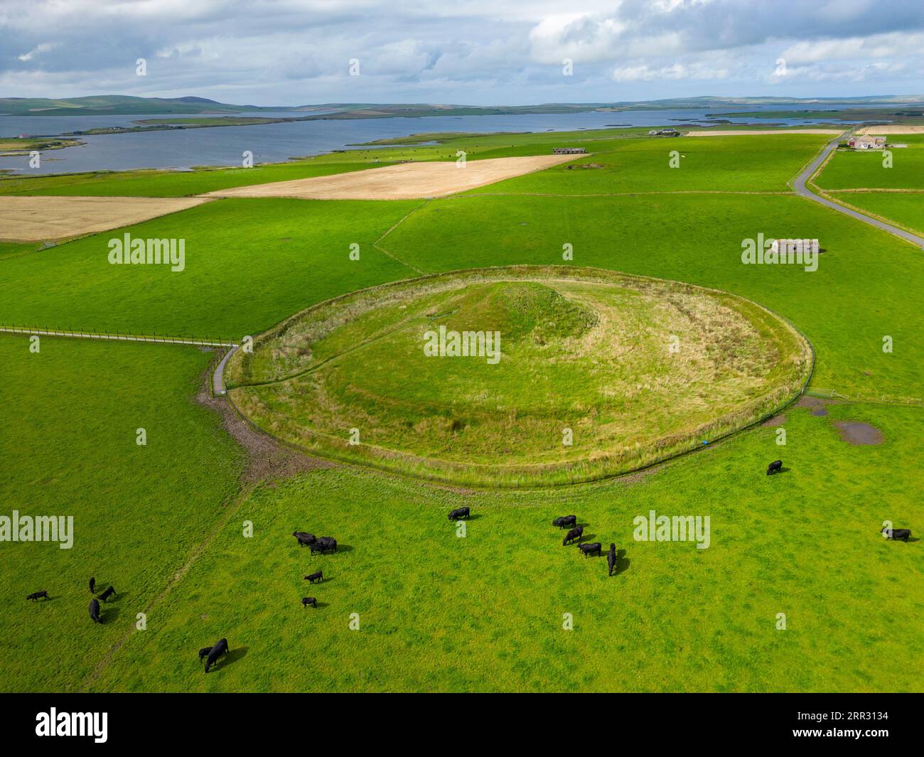 Vista aerea del cairn a camera neolitica di Maeshowe e della tomba di passaggio nella terraferma occidentale, Isole Orcadi, Scozia, Regno Unito. Foto Stock