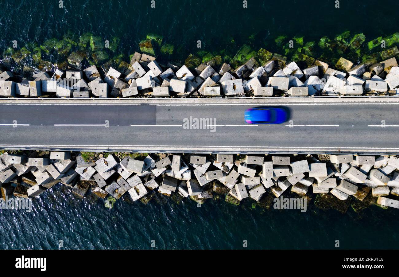 Vista aerea della Churchill Barrier e della strada rialzata nelle Isole Orcadi, Scozia, Regno Unito. Foto Stock