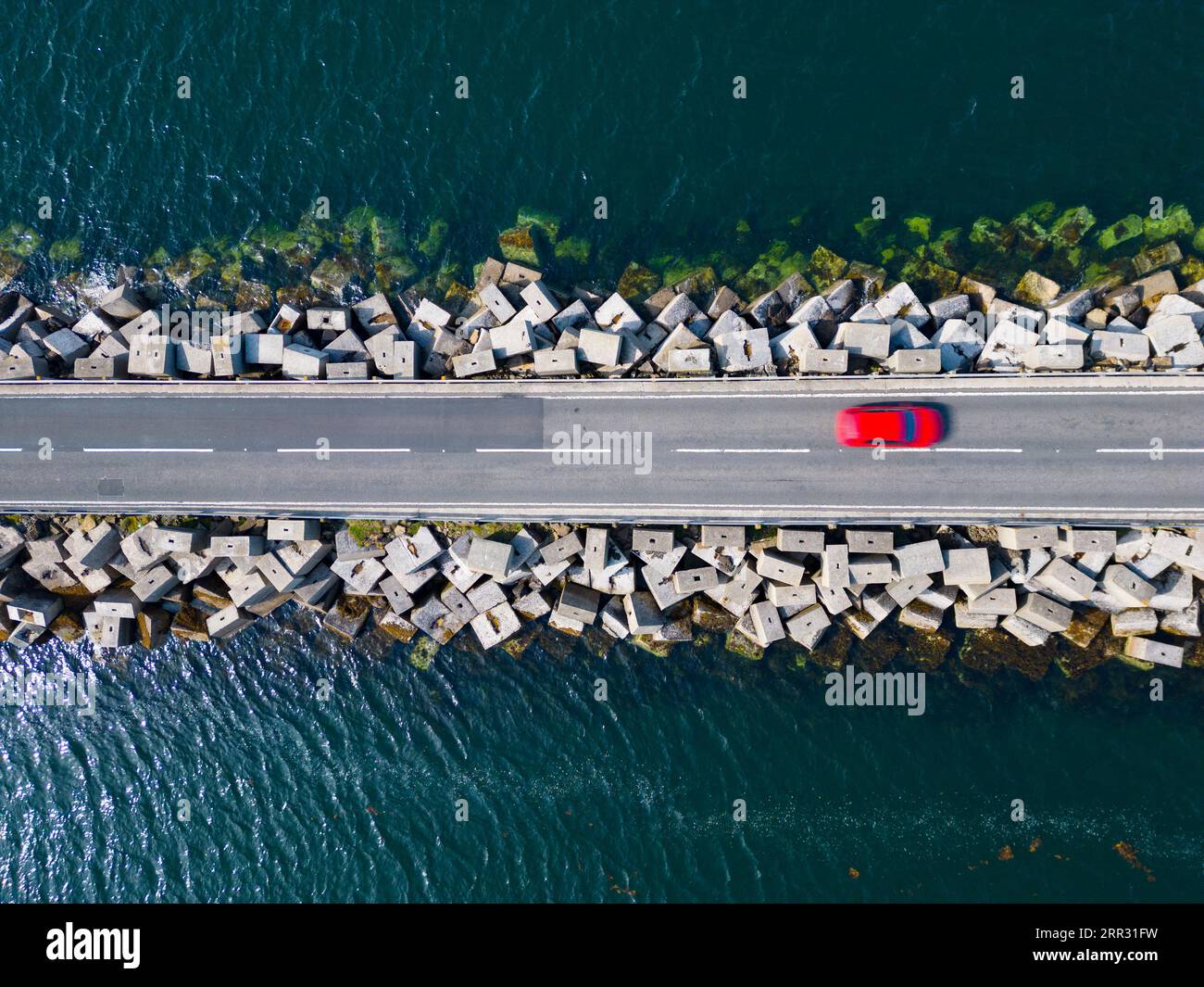 Vista aerea della Churchill Barrier e della strada rialzata nelle Isole Orcadi, Scozia, Regno Unito. Foto Stock