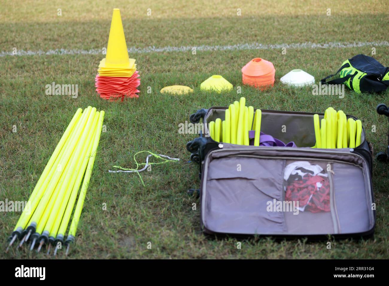 Mostra di equipaggiamento sportivo mentre la nazionale di calcio del Bangladesh partecipa alla sessione di allenamento alla Basundhara Kings Arena di Dacca, Bangladesh, 06 settembre Foto Stock