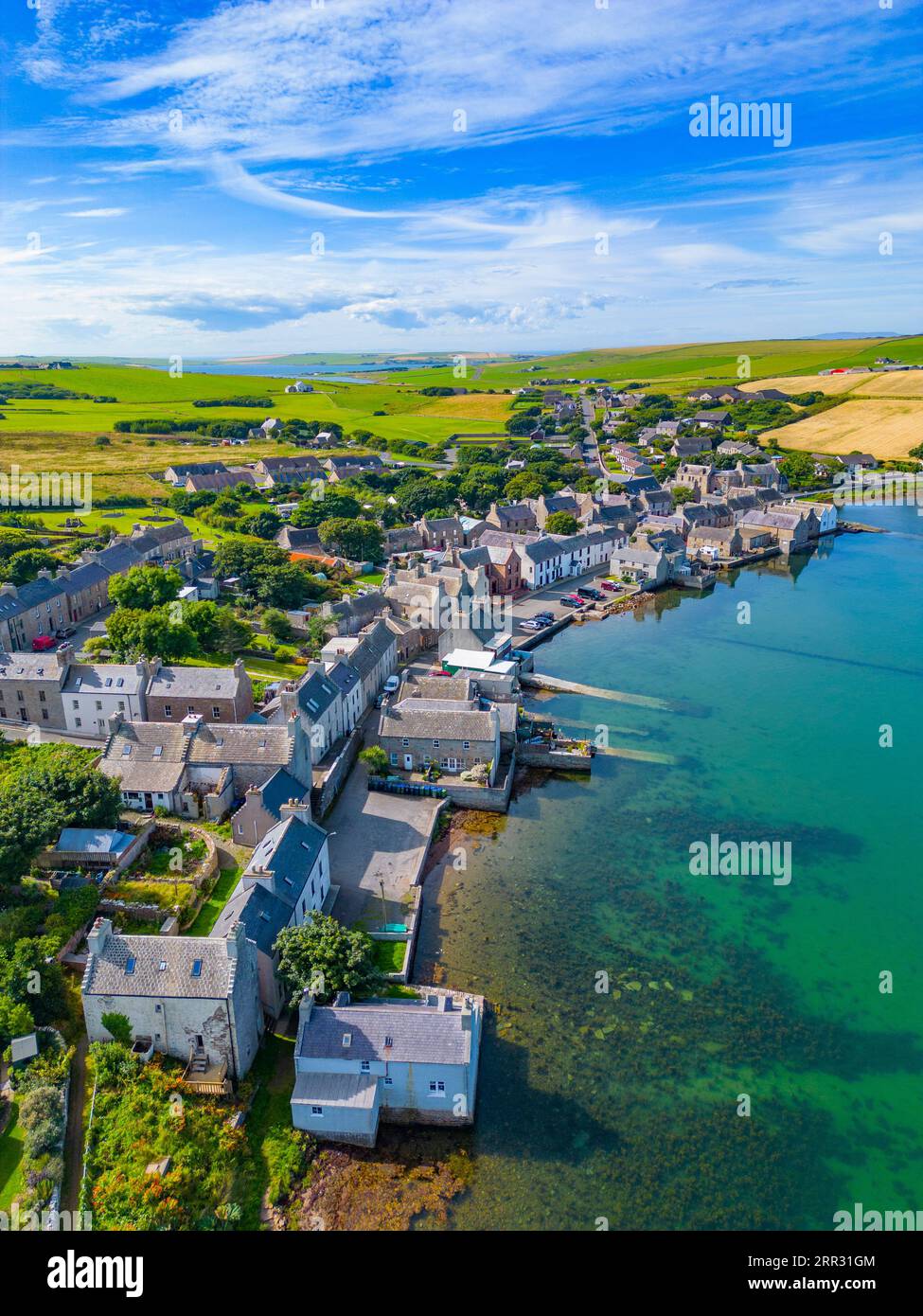 Vista aerea del villaggio di St Margaret’s Hope a South Ronaldsay, Isole Orcadi, Scozia, Regno Unito. Foto Stock