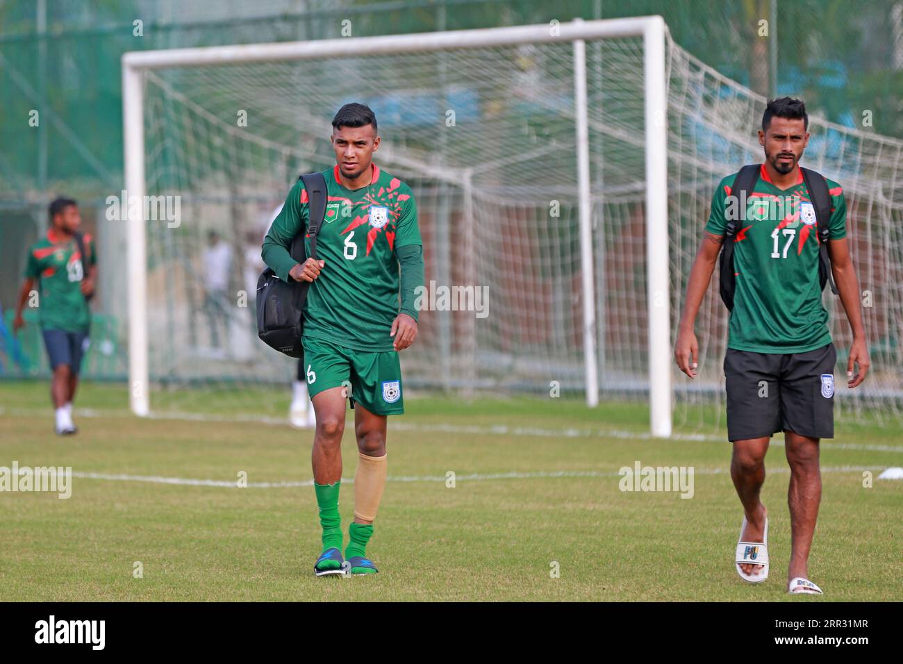 La nazionale di calcio del Bangladesh partecipa alle sessioni di allenamento alla Basundhara Kings Arena di Dacca, Bangladesh, il 6 settembre 2023. Mentre prenderanno il pa Foto Stock