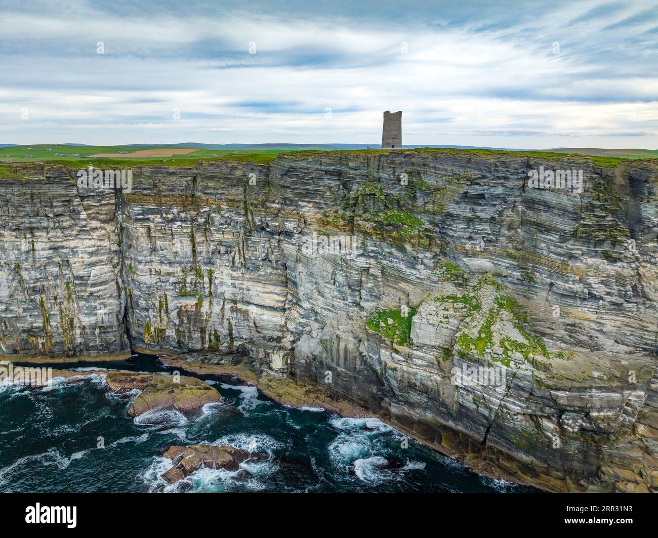 Vista aerea del Kitchener Memorial su Marwick Head, Isole Orcadi, Scozia. Commemora quelli di morti sulla HMS Hampshire disaste nel 1916. Foto Stock