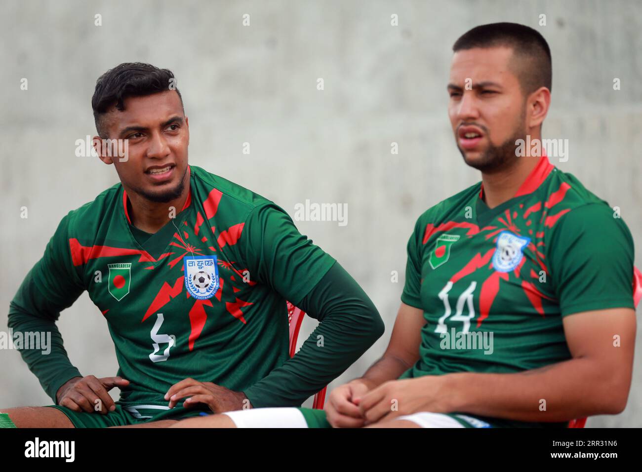 Jamal Bhuyan e Kazi Tareq come squadra nazionale di calcio del Bangladesh partecipano alla sessione di allenamento alla Basundhara Kings Arena di Dacca, Bangladesh, il 6 settembre Foto Stock