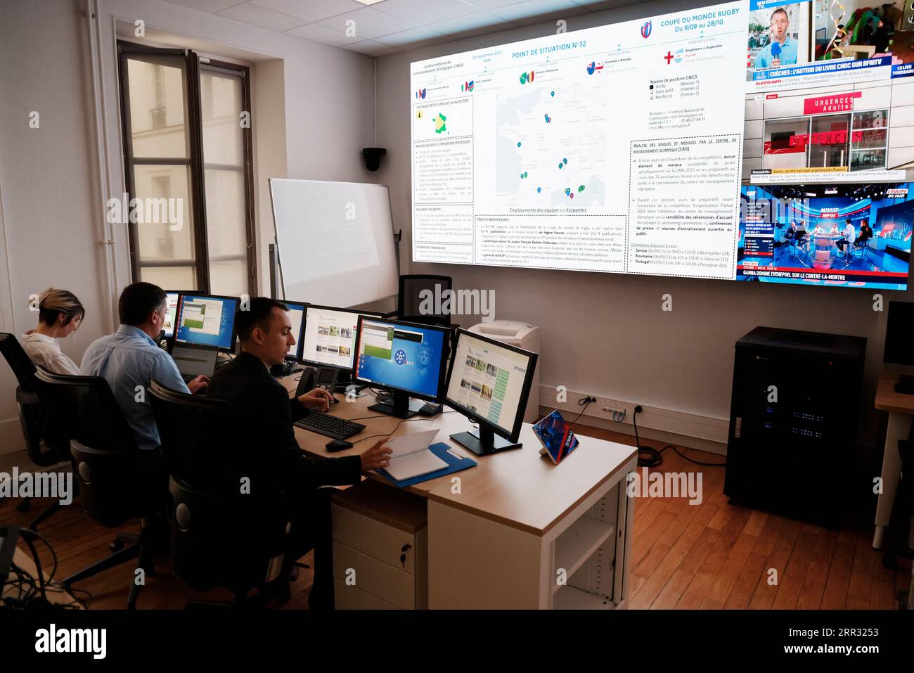 Parigi, Francia. 6 settembre 2023. Le persone lavorano in un centro di comando e gestione delle crisi a seguito di una conferenza stampa che presenta il layout di sicurezza per la Coppa del mondo di rugby 2023, presso l'Hotel Beauvau Ministero degli interni, a Parigi, in Francia, il 6 settembre 2023. Foto di Ludovic Marin/Pool/ABACAPRESS.COM credito: Abaca Press/Alamy Live News Foto Stock