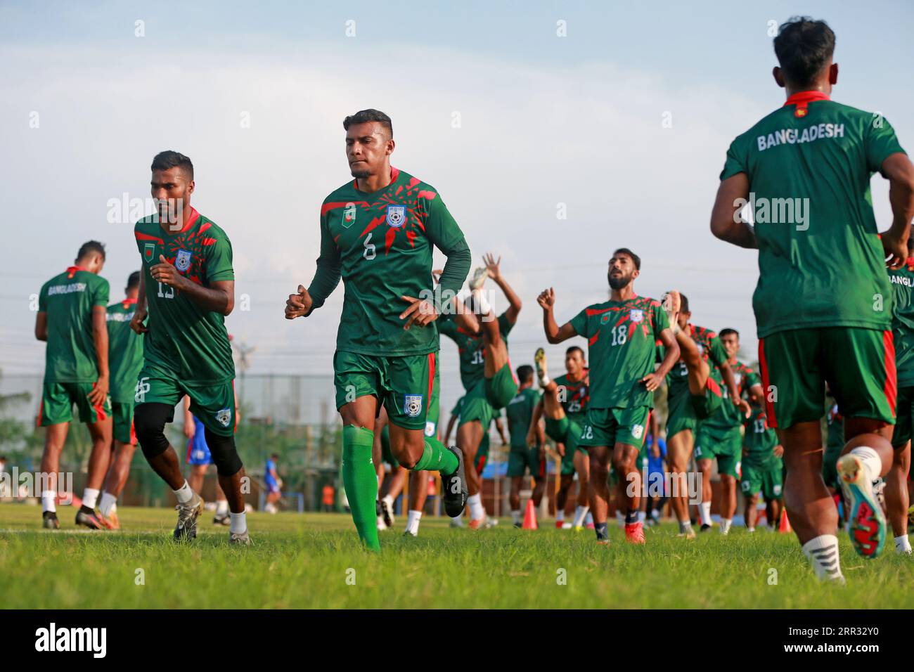 La nazionale di calcio del Bangladesh partecipa alle sessioni di allenamento alla Basundhara Kings Arena di Dacca, Bangladesh, il 6 settembre 2023. Mentre prenderanno il pa Foto Stock