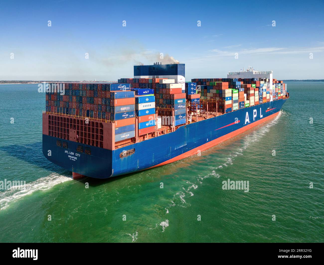 La CMA CGM possedeva la nave portacontainer APL Lion City in partenza dal porto di Southampton. Foto Stock