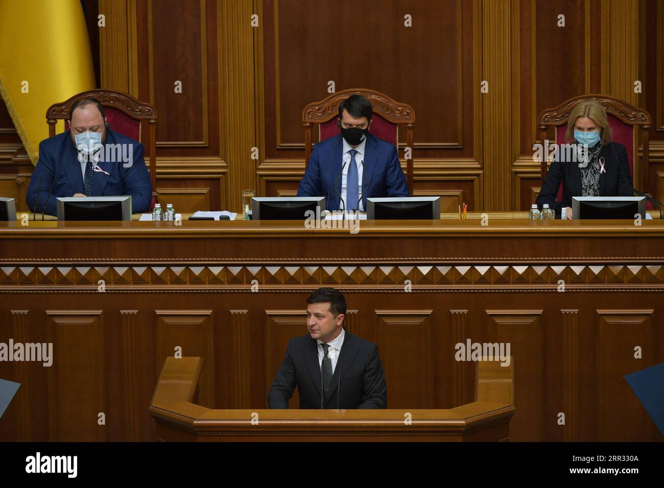 201021 -- KIEV, 21 ottobre 2020 -- il presidente ucraino Volodymyr Zelensky presenta il suo discorso annuale al parlamento a Kiev, Ucraina, 20 ottobre 2020. Zelensky ha detto martedì che è iniziato il lavoro sulla strategia di sviluppo economico delle regioni orientali di Donetsk e Luhansk. /Handout via Xinhua UCRAINA-KIEV-PRESIDENT-ANNUAL ADDRESS-DONBAS UkrainianxPresidentialxOffice PUBLICATIONxNOTxINxCHN Foto Stock