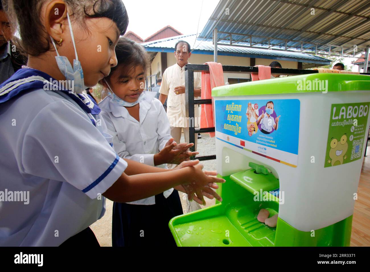 201021 -- PHNOM PENH, 21 ottobre 2020 -- i bambini si lavano le mani in un impianto di lavaggio delle mani portatile donato dalla Cina presso la scuola prescolare della comunità del villaggio di Trapeang Thlan nel distretto di Prek Pnov, Phnom Penh, Cambogia il 21 ottobre 2020. La Cina, attraverso il Fondo delle Nazioni Unite per l'infanzia UNICEF, ha fornito materiale per l'igiene e l'apprendimento a 3.064 scuole prescolastiche della Cambogia, consentendo a circa 70.000 bambini di tornare a scuola in modo sicuro, con una migliore protezione dalla COVID-19. Foto di /Xinhua CAMBODIA-PHNOM PENH-SCHOOL-CHINA-DONATION Sovannara PUBLICATIONxNOTxINxCHN Foto Stock