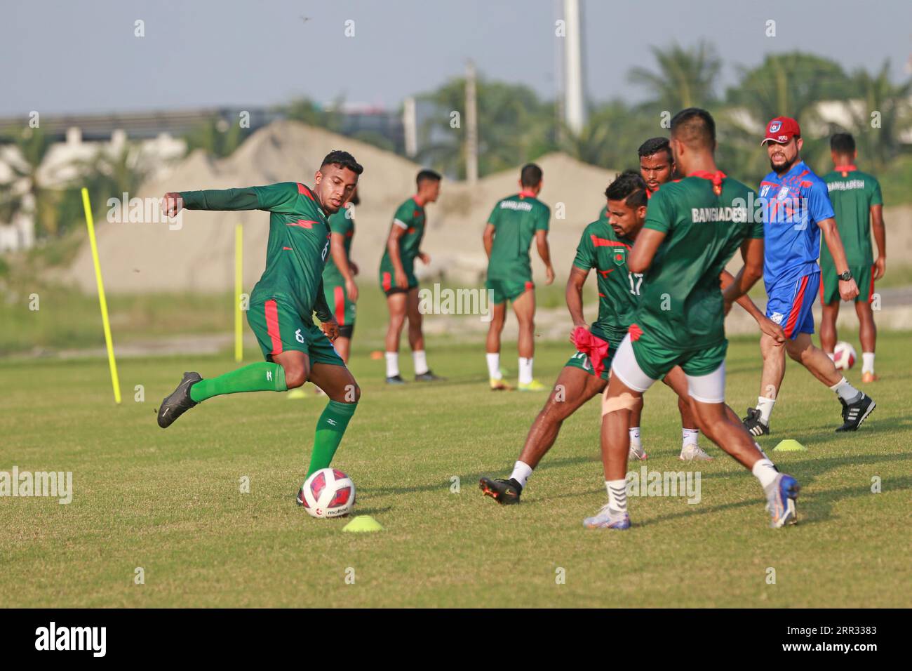 La nazionale di calcio del Bangladesh partecipa alle sessioni di allenamento alla Basundhara Kings Arena di Dacca, Bangladesh, il 6 settembre 2023. Mentre prenderanno il pa Foto Stock