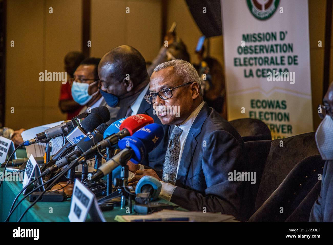 201022 -- CONAKRY, 22 ottobre 2020 -- Jose Maria Neves, capo della missione di osservazione ECOWAS della Comunità economica degli Stati dell'Africa occidentale ed ex primo ministro capoverdiano, parla a una conferenza stampa a Conakry, capitale della Guinea, 20 ottobre 2020. L'Unione africana e le missioni di osservazione dell'ECOWAS si sono congratulate con la Guinea per le sue elezioni presidenziali pacifiche, trasparenti e inclusive. Foto di /Xinhua GUINEA-CONAKRY-ELEZIONI PRESIDENZIALI-AU-ECOMWAS-CONFERENZA STAMPA EddyxPeters PUBLICATIONxNOTxINxCHN Foto Stock