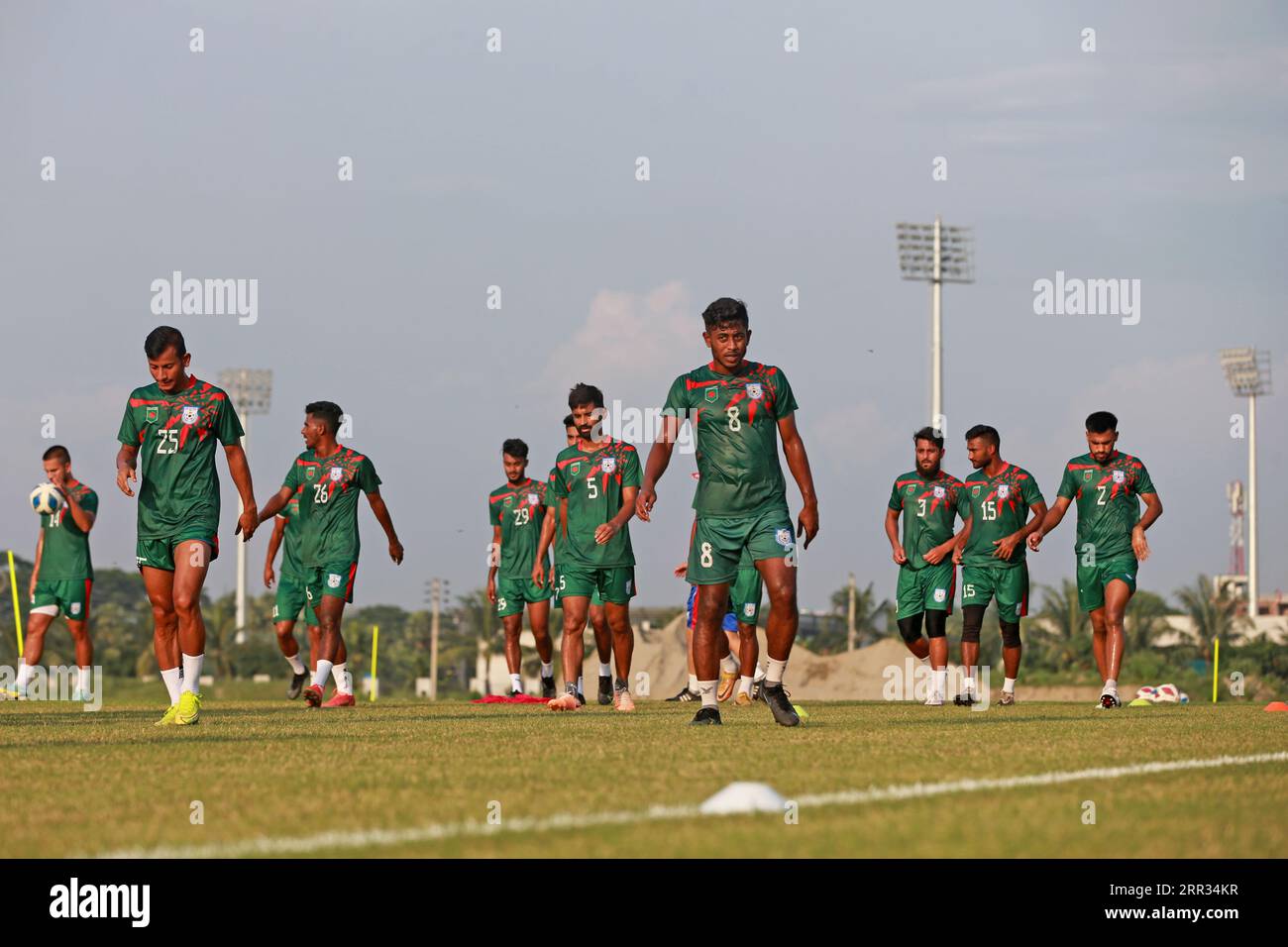 La nazionale di calcio del Bangladesh partecipa alle sessioni di allenamento alla Basundhara Kings Arena di Dacca, Bangladesh, il 6 settembre 2023. Mentre prenderanno il pa Foto Stock