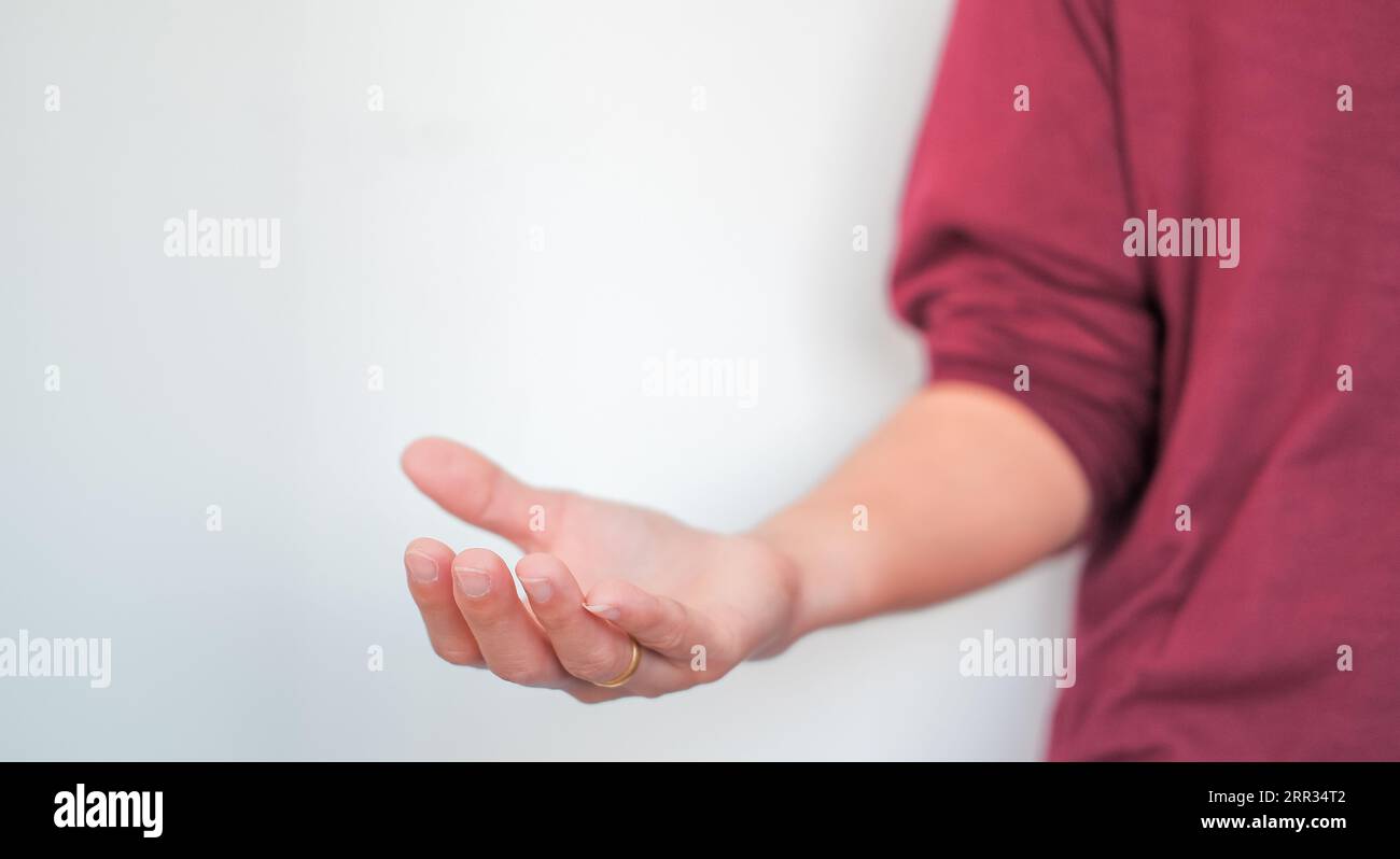 Donna d'affari che si tiene per mano, adatta per infografiche. Foto Stock