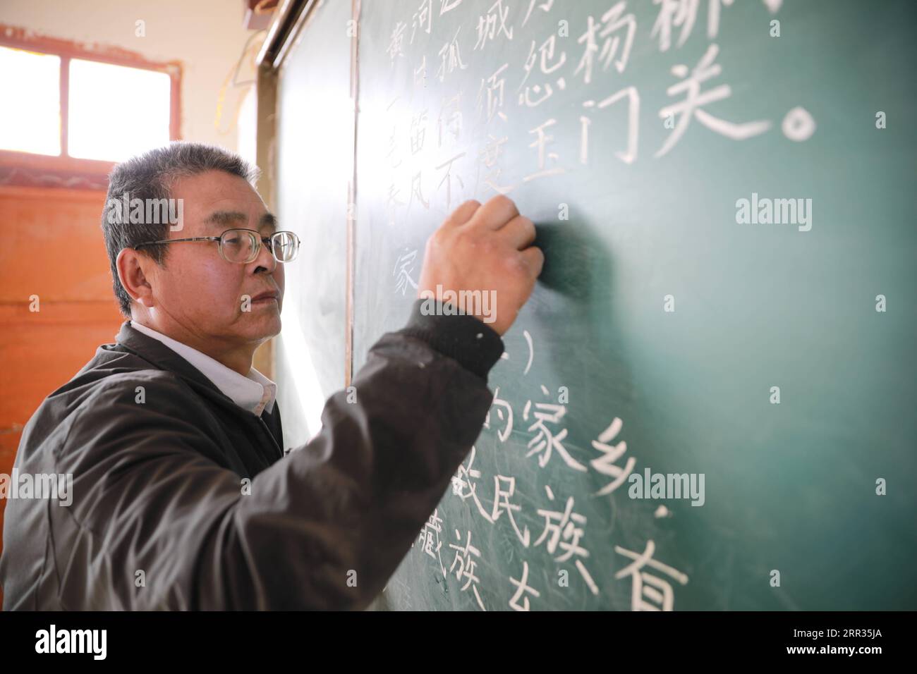201023 -- HUINING, 23 ottobre 2020 -- Wang Jianlin tiene una lezione alla Changshan School, contea di Huining, provincia del Gansu della Cina nord-occidentale, 22 ottobre 2020. Il 57enne Wang Jianlin è l'unico insegnante della Changshan School. Nel 1987, Wang è stato richiamato da Lanzhou per sostituire suo fratello malato come insegnante di scuola locale e prendersi cura dei suoi studenti. Nel 1997, una malattia oculare acuta catturò Wang, e i suoi occhi si gonfiarono e non riuscivano a vedere la luce. Non è andato dal medico in tempo, perché non voleva sospendere la sua classe. La malattia diventò sempre più grave, e quando fu curato, il d Foto Stock