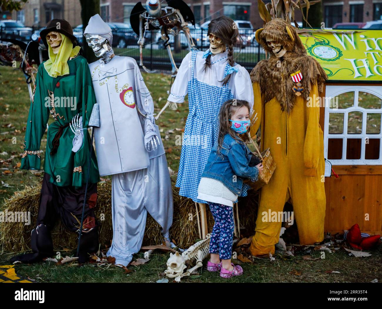 201023 -- HIGHWOOD U.S., 23 ottobre 2020 -- Una ragazza posa con la mostra a tema Wizard of Oz alla Highwood Skeleton Invasion a Highwood, Illinois, Stati Uniti, il 22 ottobre 2020. Centinaia di scheletri sono esposti qui durante l'evento dell'invasione degli scheletri. Foto di /Xinhua U.S.-ILLINOIS-HIGHWOOD-SKELETON INVASION JoelxLerner PUBLICATIONxNOTxINxCHN Foto Stock