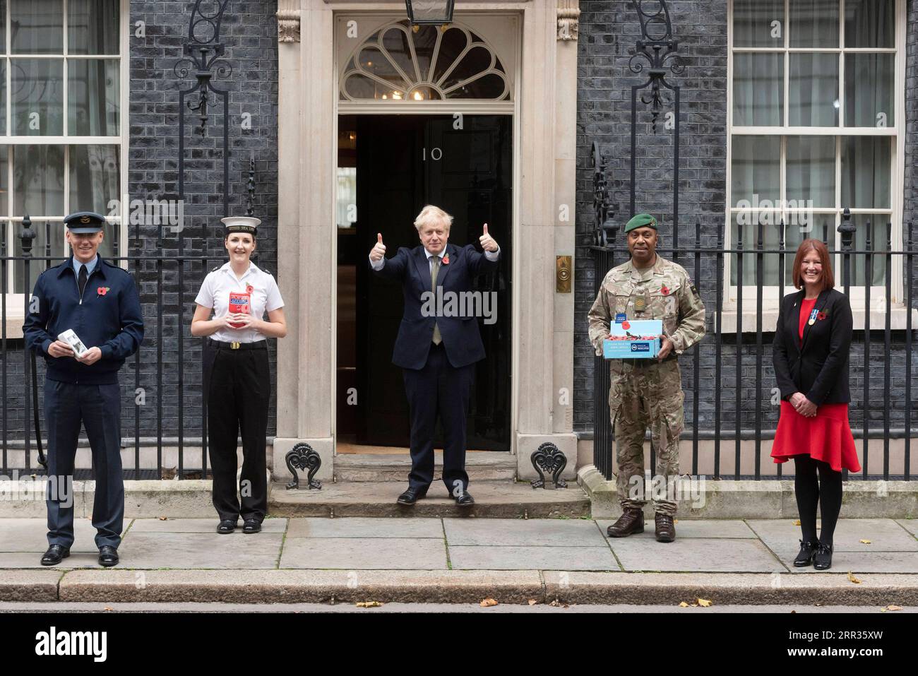 201024 -- LONDRA, 24 ottobre 2020 -- il primo ministro britannico Boris Johnson C posa per le foto con raccolte fondi per l'appello della Royal British Legion S Poppy e il personale di servizio fuori Downing Street, a Londra, in Gran Bretagna, il 23 ottobre 2020. Foto di /Xinhua BRITAIN-LONDON-PM-POPPY APPEAL RayxTang PUBLICATIONxNOTxINxCHN Foto Stock