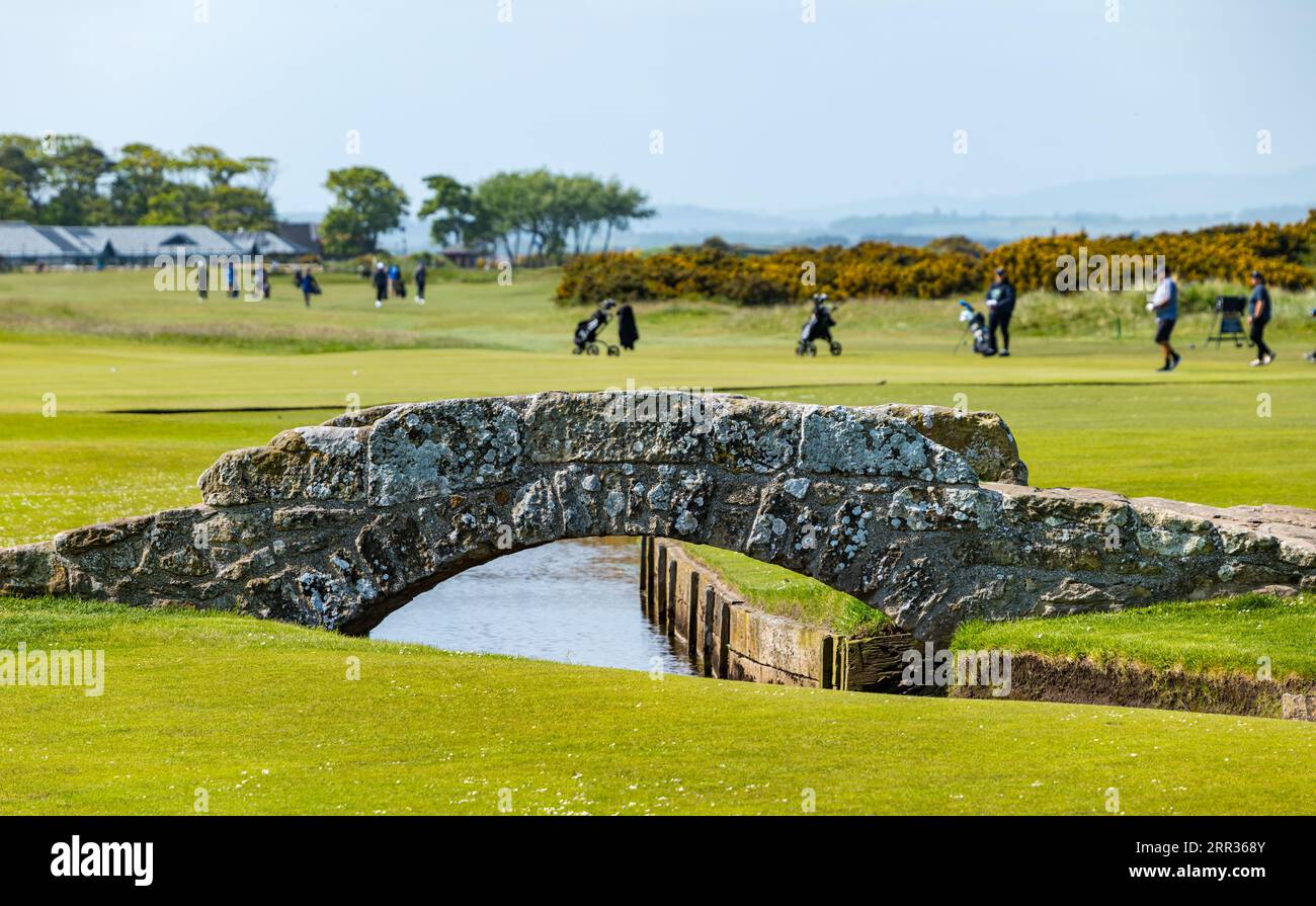 Swilcan Bridge, The Links, con persone che giocano a golf sull'Old Course, St Andrews, Fife, Scozia, Regno Unito Foto Stock