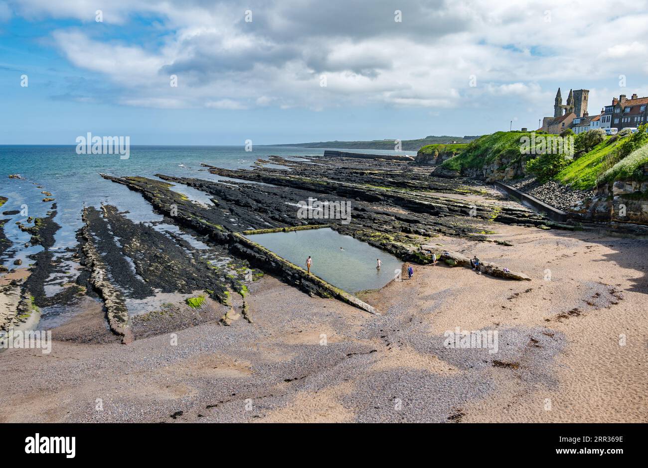 Persone che nuotano nella piscina di marea con bassa marea, Castle Sands, St Andrews, Fife, Scozia, REGNO UNITO Foto Stock