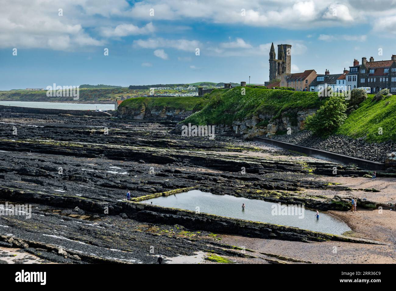 Persone che nuotano nella piscina di marea con bassa marea, Castle Sands, St Andrews, Fife, Scozia, REGNO UNITO Foto Stock Persone che nuotano nella piscina di marea con bassa marea, Castle Sands, St Andrews, Fife, Scozia, REGNO UNITO Foto Stock