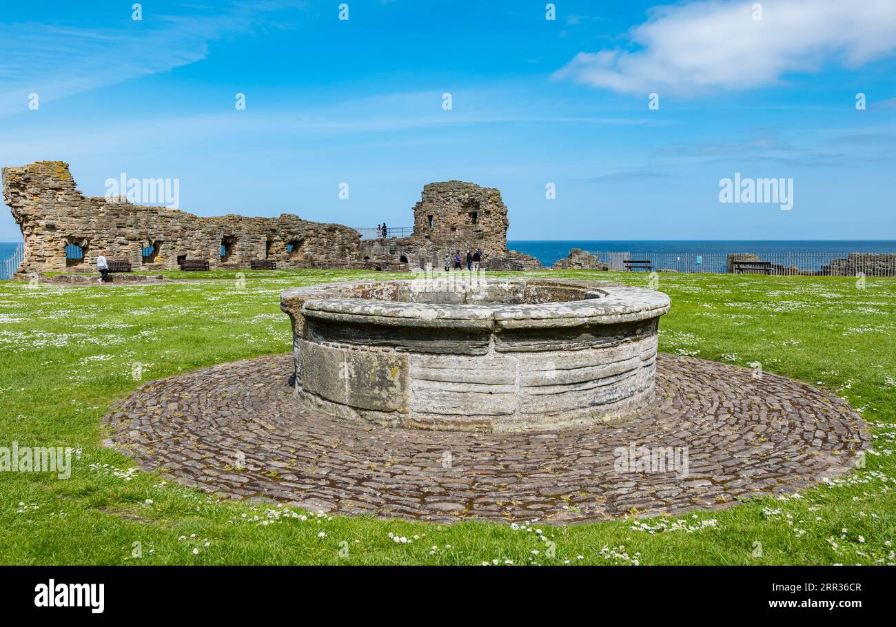 Antico pozzo nel cortile centrale del castello di St Andrews, St Andrews, Fife, Scozia, Regno Unito Foto Stock Antico pozzo nel cortile centrale del castello di St Andrews, St Andrews, Fife, Scozia, Regno Unito Foto Stock