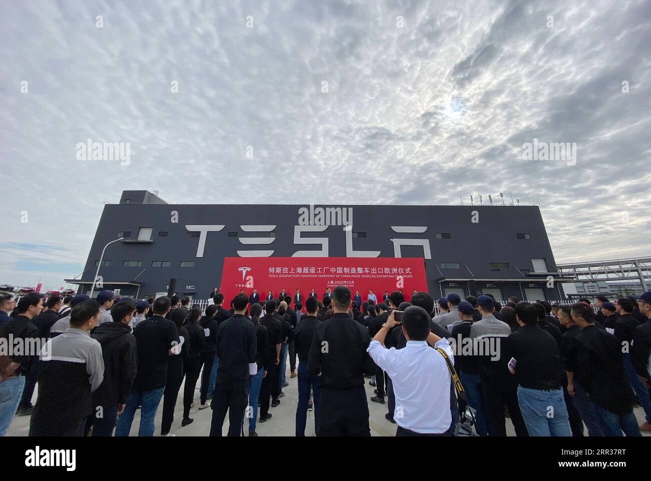 201026 -- SHANGHAI, 26 ottobre 2020 -- Una cerimonia di esportazione dei veicoli Tesla Model 3 prodotti in Cina in Europa si tiene presso la sua gigafactory a Shanghai, Cina orientale, 26 ottobre 2020. Lunedì, l'azienda automobilistica statunitense Tesla ha annunciato che martedì esporterà in Europa 7.000 veicoli della Model 3 Made in China. La partita di berline dovrebbe arrivare via mare al porto di Zeebrugge in Belgio alla fine di novembre, prima di essere venduta in paesi europei tra cui Germania, Francia, Italia, Spagna, Portogallo e Svizzera. Tesla ha consegnato al pubblico il primo lotto di berline Model 3 Made in China prima di questo YE Foto Stock
