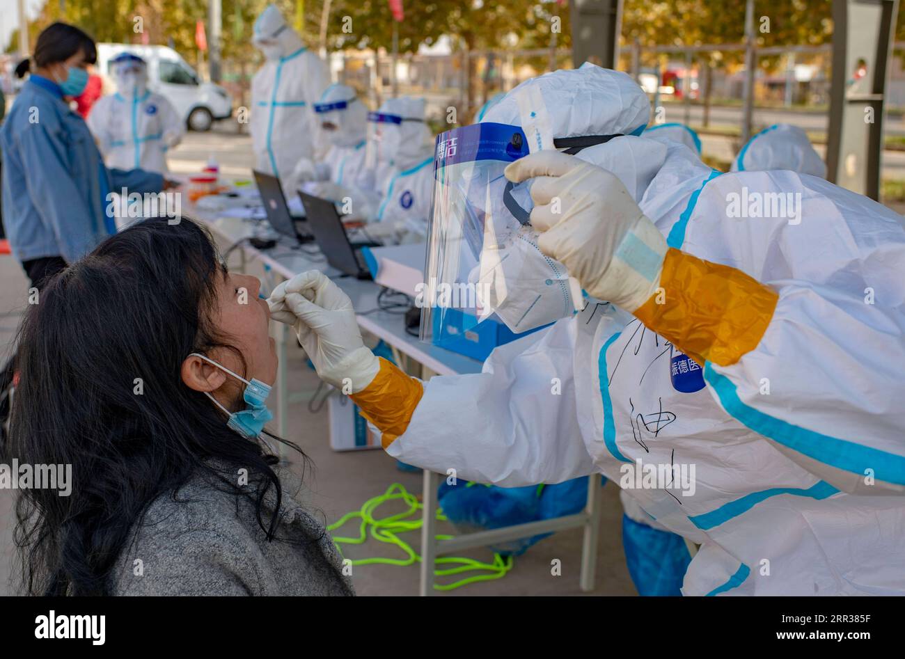 201026 -- KASHGAR, 26 ottobre 2020 -- Un medico raccoglie un campione da una persona per il test degli acidi nucleici nella contea di Shufu nella prefettura di Kashgar, nella regione autonoma di Xinjiang Uygur, nella Cina nord-occidentale, 26 ottobre 2020. La regione autonoma di Xinjiang Uygur dello Xinjiang della Cina nord-occidentale ha identificato 26 nuovi casi asintomatici di COVID-19 tra le 16:00 di domenica e le 16:00 di lunedì, un funzionario sanitario locale ha dichiarato in una conferenza stampa lunedì. Tutti i nuovi casi sono stati segnalati nella contea di Shufu, nel sud dello Xinjiang, nella prefettura di Kashgar. CHINA-XINJIANG-KASHGAR-NUCLEIC ACID TESTING CN HUXHUHU PUBLICATIONXNOTXINXCHN Foto Stock