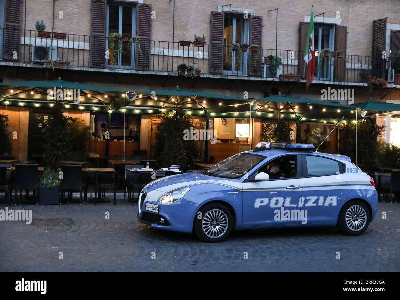 201027 -- ROMA, 27 ottobre 2020 -- polizia di pattuglia in Piazza Navona a Roma, Italia, 26 ottobre 2020. Il numero di nuove infezioni da coronavirus in Italia è diminuito solo per la seconda volta in 13 giorni, tra l'applicazione di nuovi limiti severi sulle attività in tutto il paese e gli avvertimenti che il peggio per l'Italia potrebbe ancora venire. Domenica il primo ministro italiano Giuseppe Conte ha annunciato che i pub, i bar, i ristoranti e le gelaterie devono chiudere alle 18 come parte di nuove misure per contenere la pandemia di coronavirus. Le nuove misure sono entrate in vigore lunedì e durano fino al 24 novembre. ITA Foto Stock