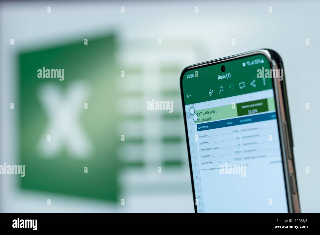 New York, USA - 20 agosto 2023: Utilizza il calcolatore di ipoteca in Microsoft Excel mobile su macro dello schermo dello smartphone con sfondo sfocato del logo Foto Stock