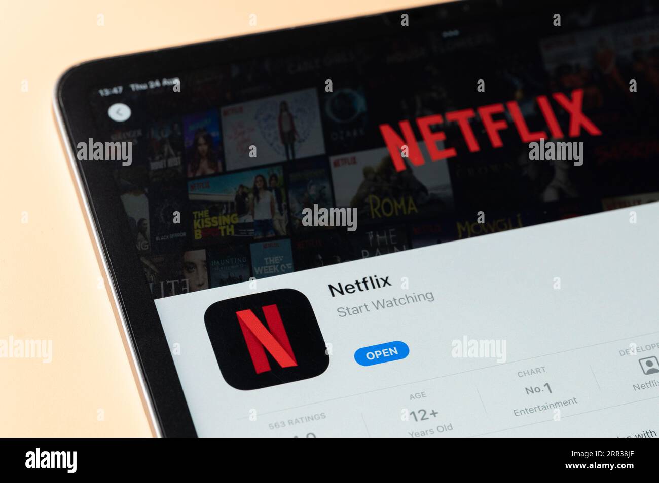 New York, Stati Uniti - 24 agosto 2023: L'app Netflix nell'Apple Store sulla vista ravvicinata dello schermo del tablet ipad Foto Stock