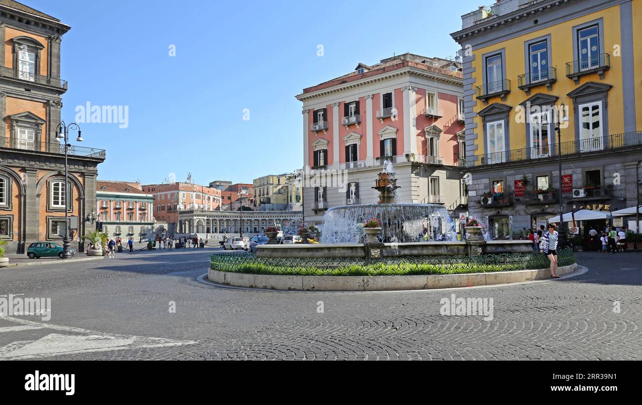 Napoli, Italia - 22 giugno 2014: Fontana di carciofi in Piazza Trieste e Trento senza traffico Centro storico. Foto Stock