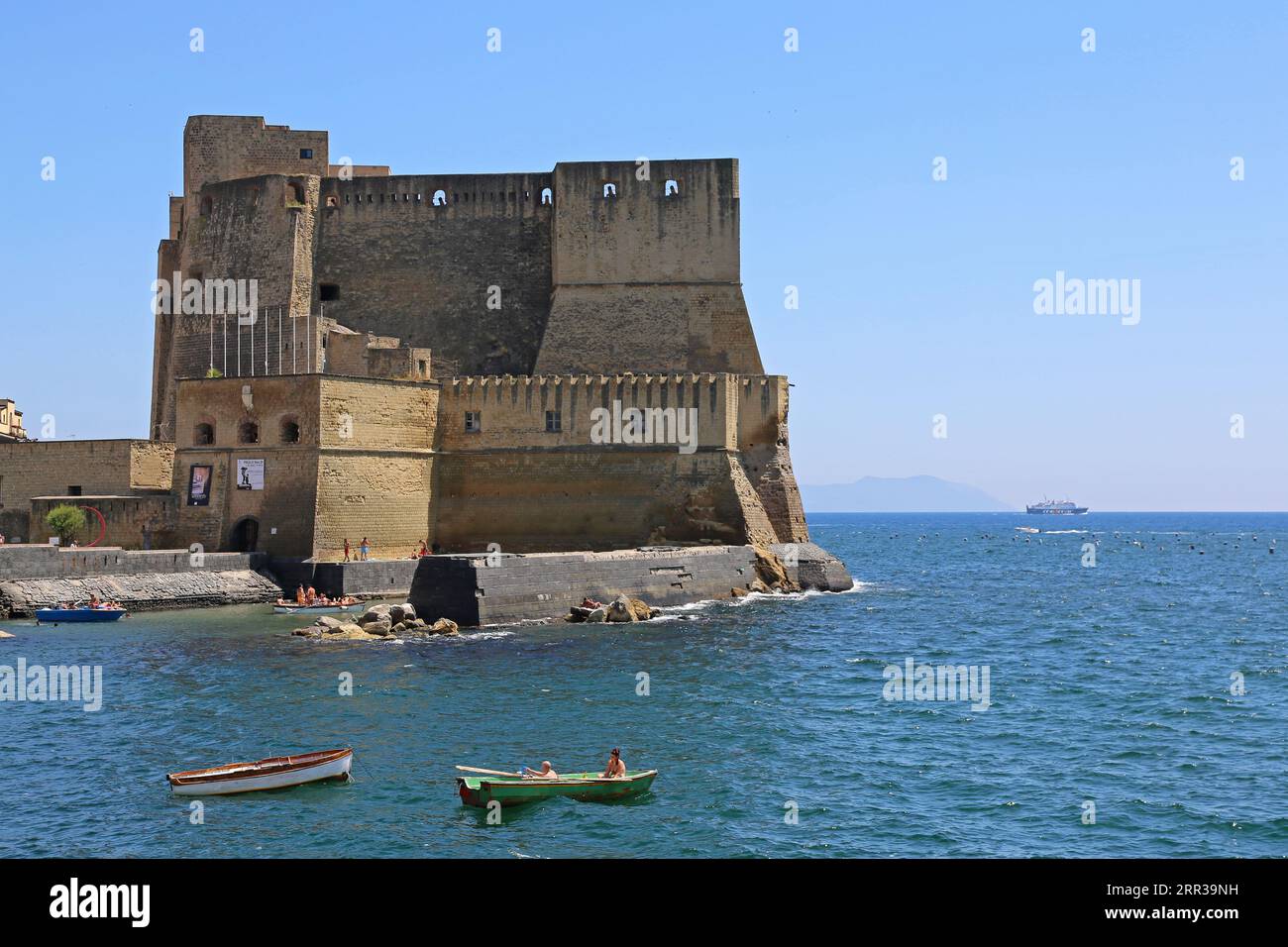 Napoli, Italia - 22 giugno 2014: Castel dell'Ovo, punto di riferimento della fortificazione sul fronte Tirreno, giorno d'estate. Foto Stock