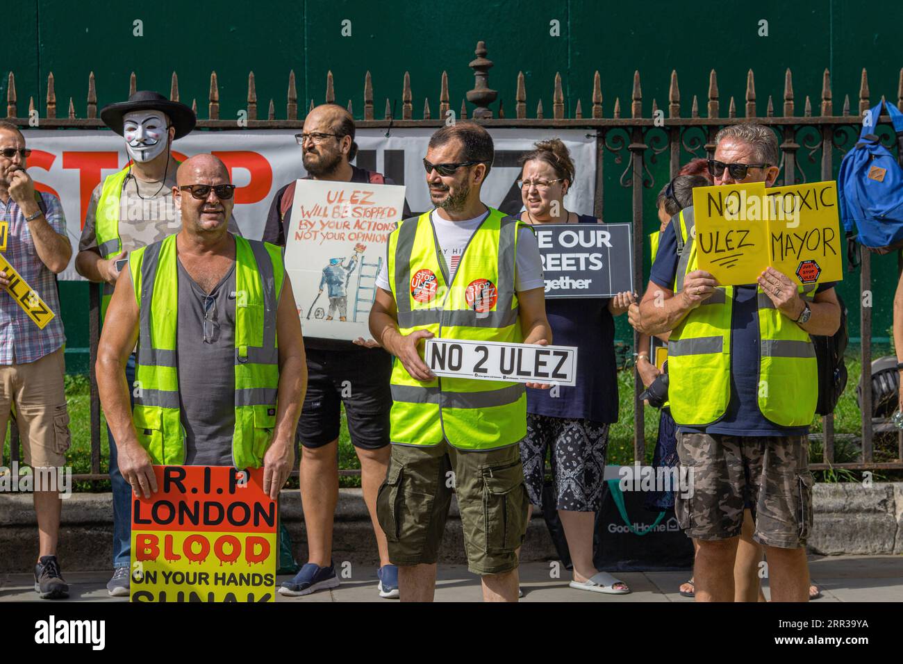 Londra, Regno Unito. 6 settembre 2023. I manifestanti di vari gruppi si radunano contro la zona a bassissima emissione (ULEZ) fuori dalle camere del Parlamento a Westminster oggi. Il sindaco di Londra, Sadiq Khan, che nella sua posizione supervisiona l'introduzione e l'estensione di ULEZ, sembra essere anche un bersaglio della loro protesta.foto di Horst Friedrichs / Alamy Live News Foto Stock