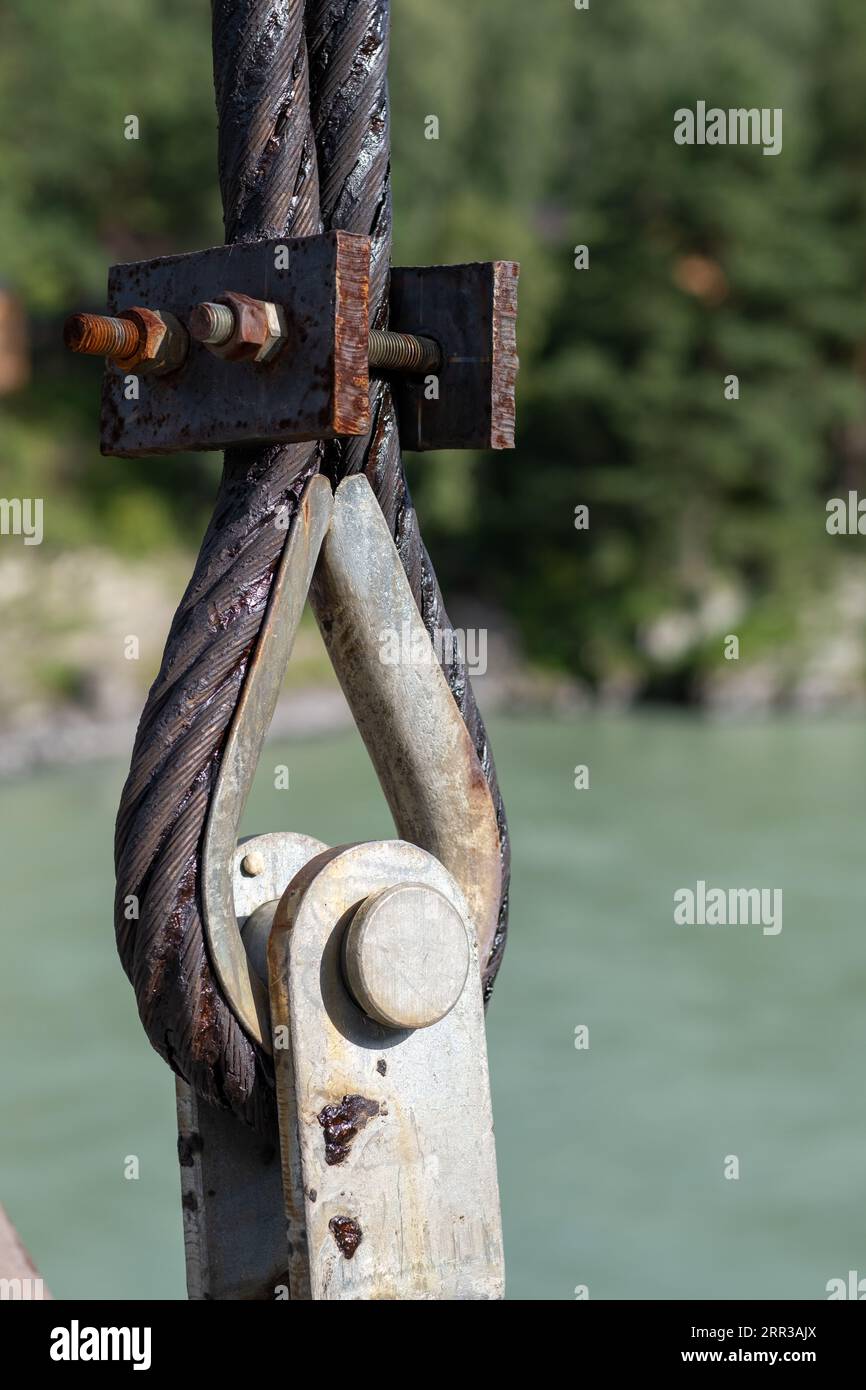 Cavo in metallo robusto e affidabile con fissaggio di collegamento con bulloni Foto Stock