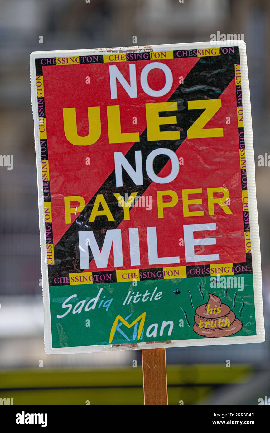 Londra, Regno Unito. 6 settembre 2023. I manifestanti di vari gruppi si radunano contro la zona a bassissima emissione (ULEZ) fuori dalle camere del Parlamento a Westminster oggi. Il sindaco di Londra, Sadiq Khan, che nella sua posizione supervisiona l'introduzione e l'estensione di ULEZ, sembra essere anche un bersaglio della loro protesta.foto di Horst Friedrichs / Alamy Live News Foto Stock