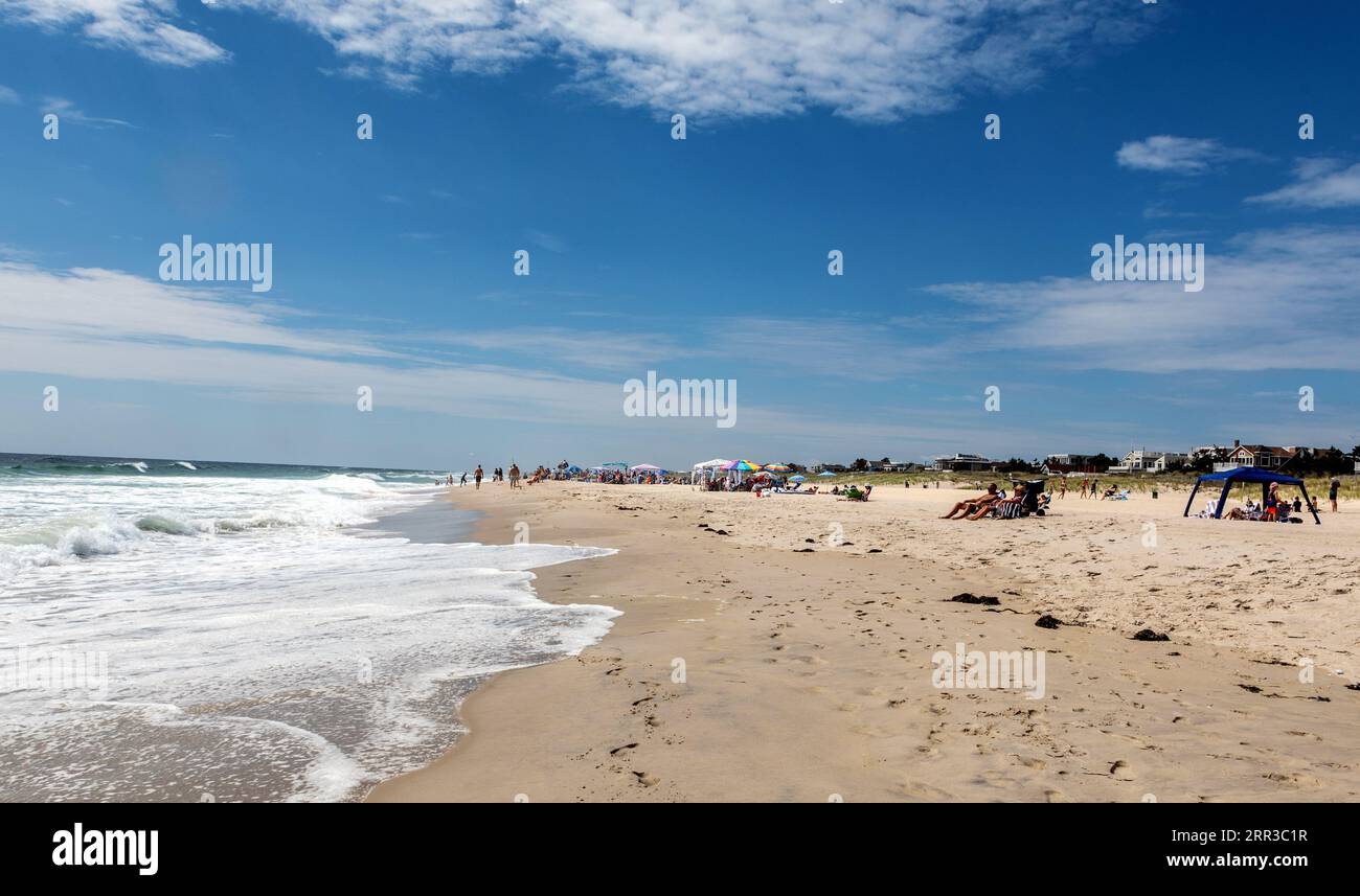 Persone sedute sulla Long Beach Island Beach Surf City New Jersey USA Foto Stock