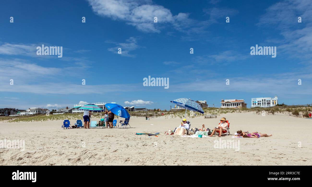 Persone sedute sulla Long Beach Island Beach Surf City New Jersey USA Foto Stock