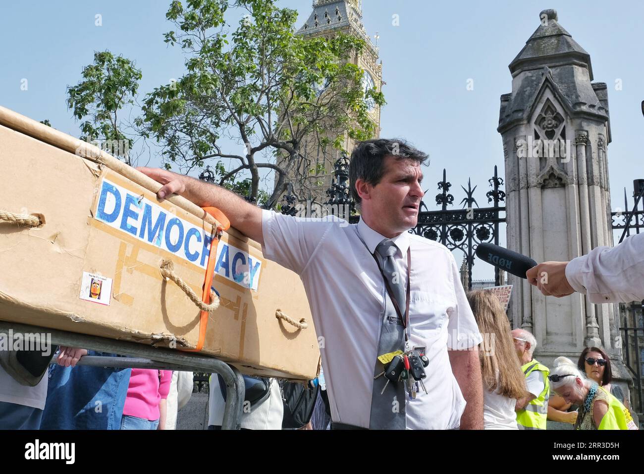 Londra, Regno Unito. 6 settembre 2023. I manifestanti anti anti-ULEZ manifestano fuori dalle camere del Parlamento prima delle domande del primo Ministro dopo la pausa estiva. Credito: Fotografia dell'undicesima ora/Alamy Live News Foto Stock