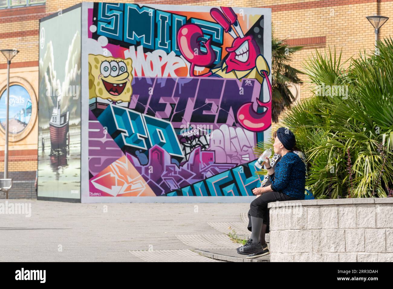 Southend on Sea, Essex, Regno Unito. 6 settembre 2023. Una giornata calda dell'attuale ondata di caldo ha attirato visitatori nella città costiera di Southend on Sea. Le opere d'arte di strada del Southend City Jam aggiungono colore Foto Stock