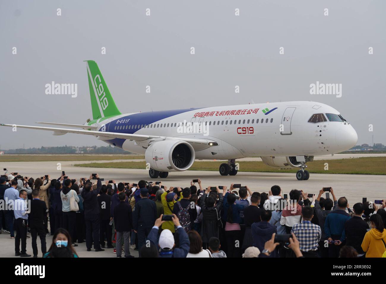 201031 -- NANCHANG, 31 ottobre 2020 -- i jet taxi C919 della Cina sulla pista durante la Convenzione di volo di Nanchang del 2020 all'aeroporto di Yaohu a Nanchang, capitale della provincia del Jiangxi della Cina orientale, 31 ottobre 2020. Il C919, il primo jet di linea a linea di sviluppo domestico della Cina, ha condotto un volo inaugurale di successo nel 2017. L'aeromobile ha iniziato voli di prova intensivi da vari aeroporti per garantire che soddisfi tutti gli standard di aeronavigabilità. CHINA-JIANGXI-NANCHANG FLIGHT CONVENTION-C919 CN ZHOUXMI PUBLICATIONXNOTXINXCHN Foto Stock