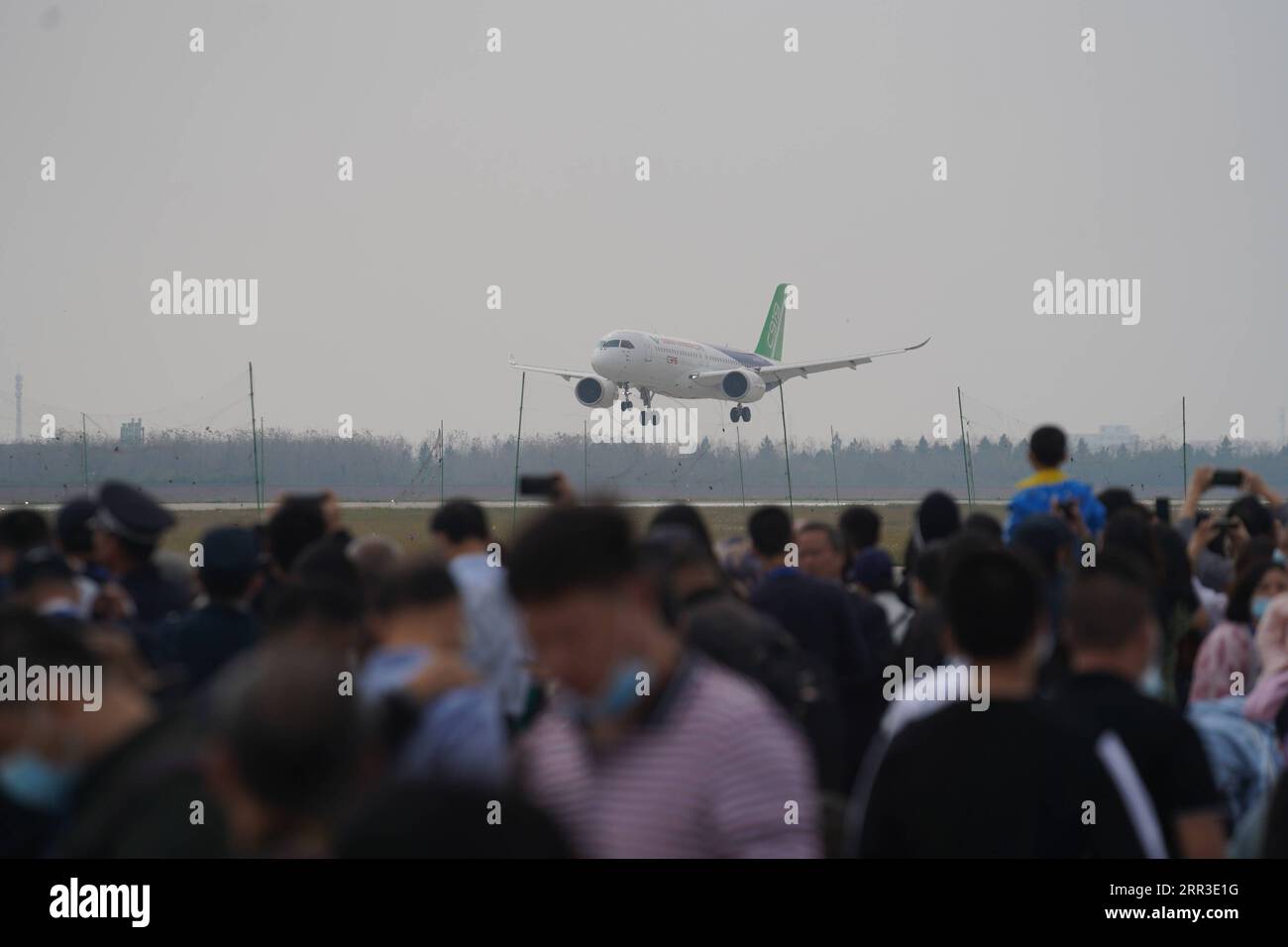 201031 -- NANCHANG, 31 ottobre 2020 -- il jet C919 della Cina si esibisce in uno spettacolo aereo durante la Convenzione di volo di Nanchang del 2020 all'aeroporto di Yaohu a Nanchang, capitale della provincia del Jiangxi della Cina orientale, 31 ottobre 2020. Il C919, il primo jet di linea a linea di sviluppo domestico della Cina, ha condotto un volo inaugurale di successo nel 2017. L'aeromobile ha iniziato voli di prova intensivi da vari aeroporti per garantire che soddisfi tutti gli standard di aeronavigabilità. CHINA-JIANGXI-NANCHANG FLIGHT CONVENTION-C919 CN ZHOUXMI PUBLICATIONXNOTXINXCHN Foto Stock