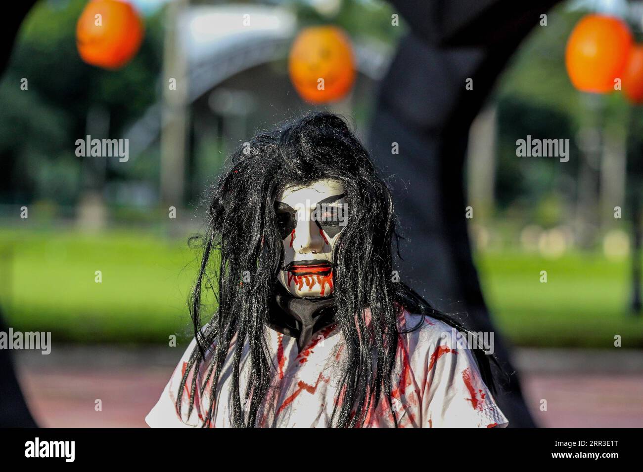 201031 -- MANILA, 31 ottobre 2020 -- Un uomo vestito da zombie è visto durante una Zombie Walk al Rizal Park di Manila, nelle Filippine, il 31 ottobre 2020. Il Rizal Park Zombie Walk è organizzato per celebrare Halloween e attrarre visitatori mentre il governo filippino ha allentato il blocco COVID-19 nel paese. FILIPPINE-MANILA-HALLOWEEN-ZOMBIE WALK RouellexUmali PUBLICATIONxNOTxINxCHN Foto Stock