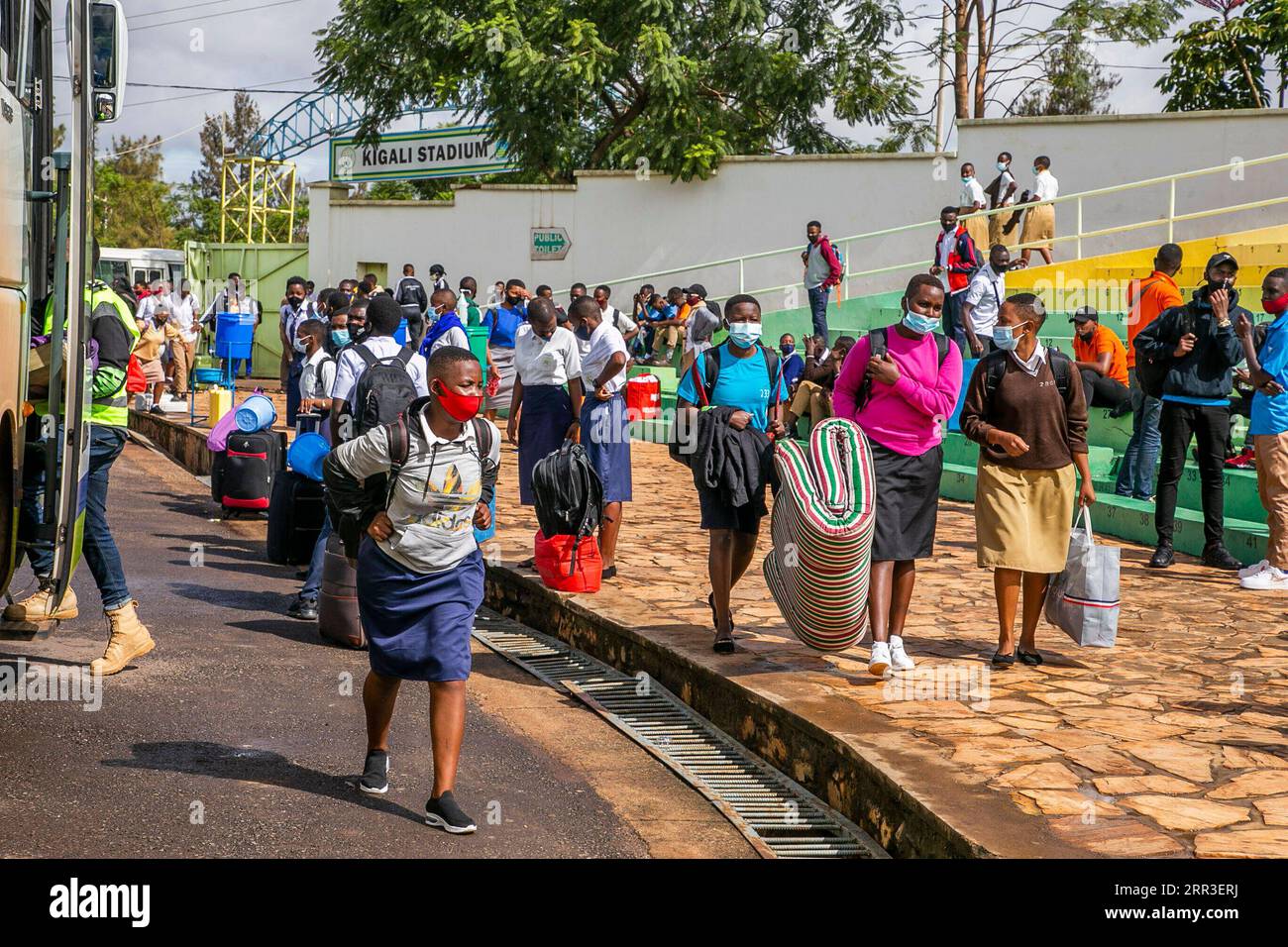 201101 -- KIGALI, 1 novembre 2020 -- gli studenti delle scuole secondarie ruandesi si preparano a salire a bordo dell'autobus a Kigali, Ruanda, il 31 ottobre 2020. Sabato sono stati trasferiti in autobus nei collegi scolastici, in preparazione della riapertura delle scuole che sono state chiuse da marzo a causa della COVID-19. Foto di /Xinhua RWANDA-KIGALI-COVID-19-STUDENTS-RETURNING CyrilxNdegeya PUBLICATIONxNOTxINxCHN Foto Stock